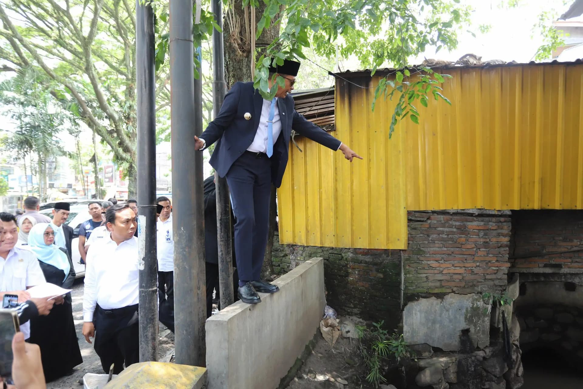 Tinjau Lokasi Pembangunan Drainase, Wali Kota Malang Pastikan Kelestarian Pohon di Kawasan Suhat Tetap Terjaga