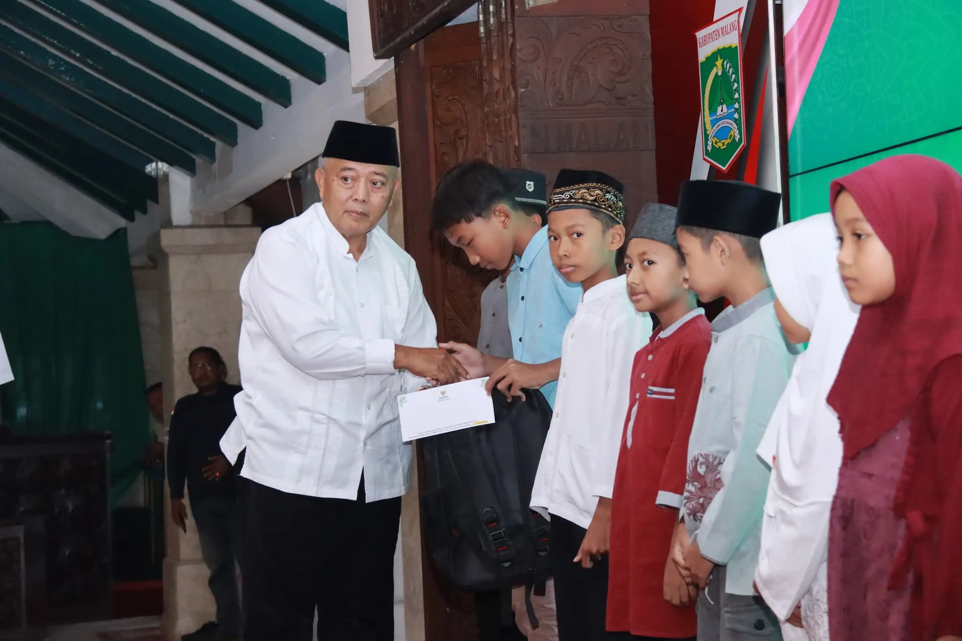 Bareng Baznas, Bupati Malang dan Wabup Malang Beri Santunan kepada 1000 Anak Yatim di Kabupaten Malang