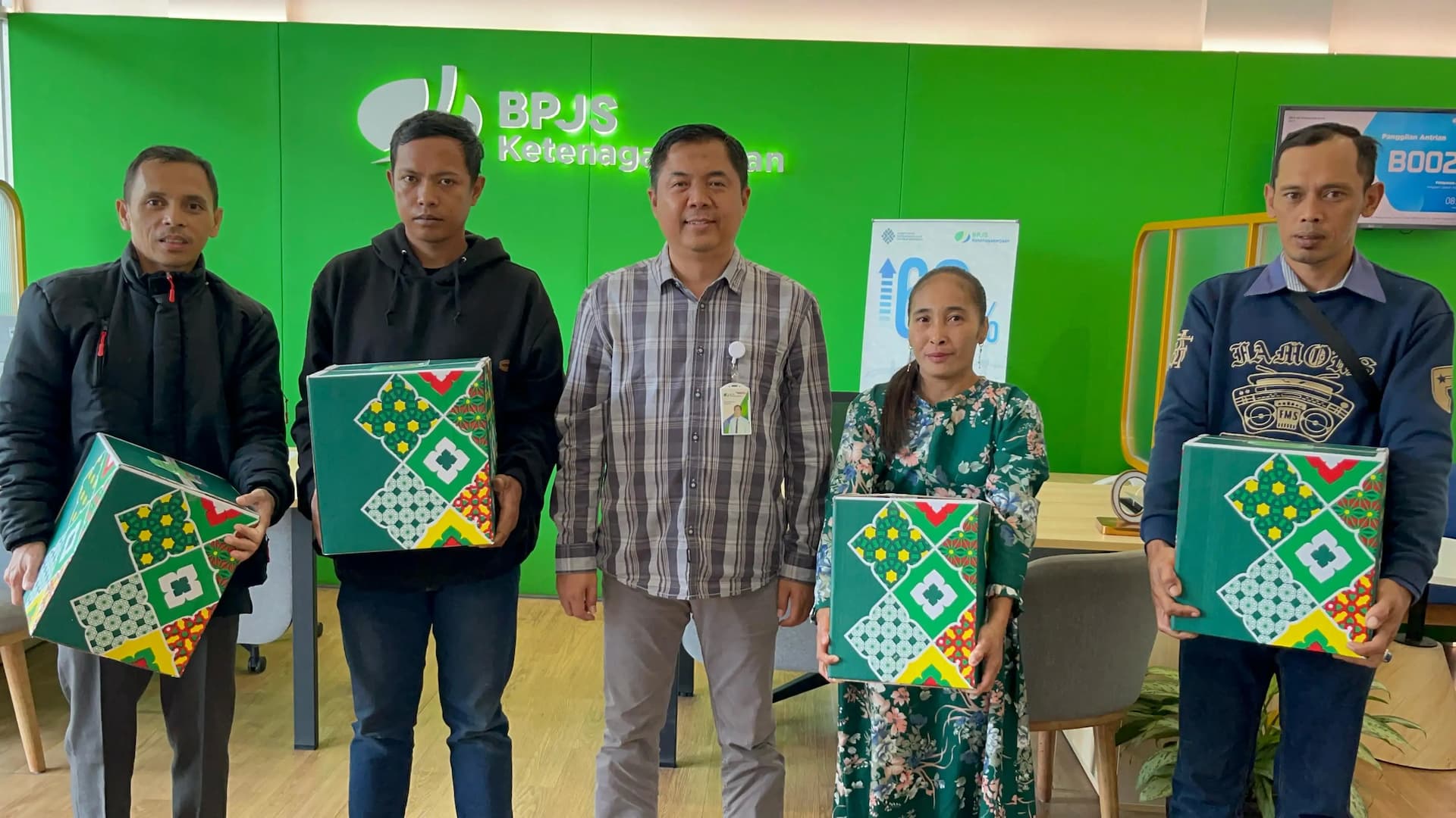 Momen Hari Buruh, BPJamsostek Batu Bagikan Puluhan Paket Sembako