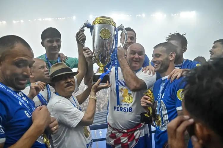 Perayaan Juara Persib di GBLA Ricuh, Bojan Hodak Sesalkan Aksi Flare dan Infiltrasi Lapangan