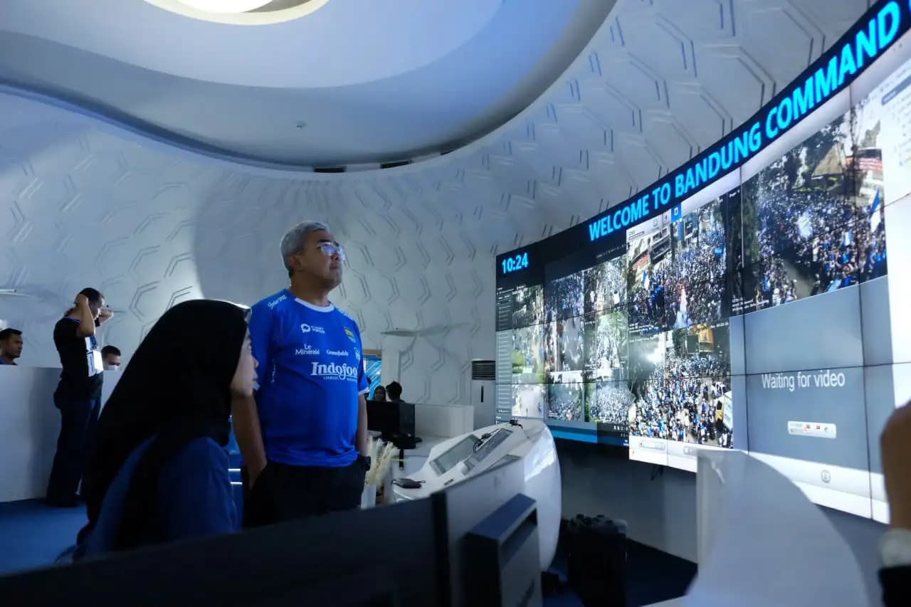 Tidak Ikut ke Jalan, Walikota Bandung Pantau Konvoi Persib Juara dari Bandung Command Center