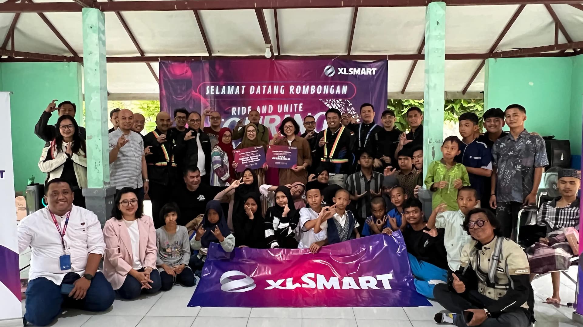 Semangat Berbagi dan Tumbuh Bersama , Manajemen dan Karyawan XLSMART Berbagi di Yayasan Budhi Asih Cirebon