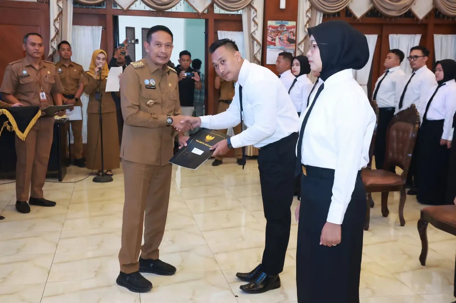Wali Kota Malang Serahkan SK ke 50 CPNS, Tegaskan Etika dan Disiplin Birokrasi