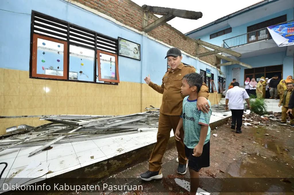 Bupati Pasuruan Tinjau SDN Petung III yang Ambruk, Instruksikan Percepatan Perbaikan