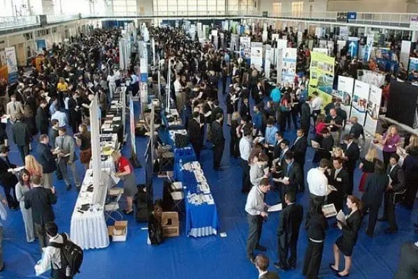 Job Fair Bekasi Berakhir Ricuh: Ribuan Pencari Kerja Berebut QR Code, Puluhan Pingsan  