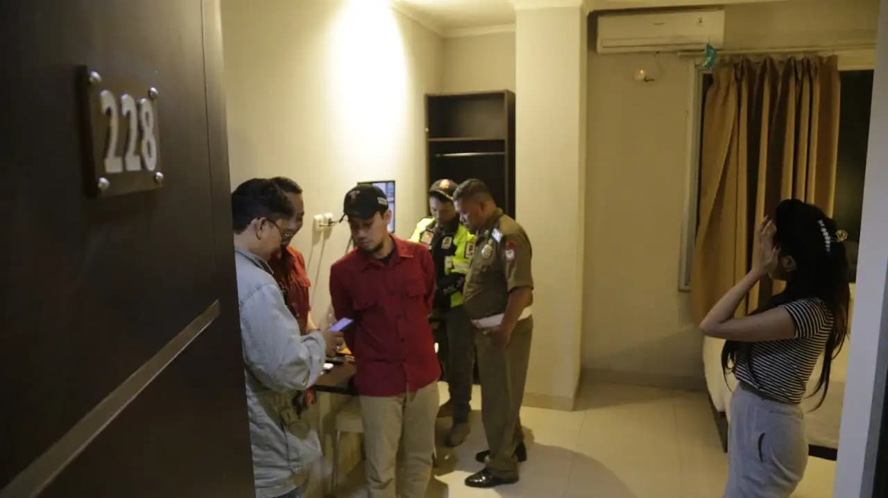 Satpol PP Kota Bandung Amankan 17 Orang dan Sita 213 Botol Minol 