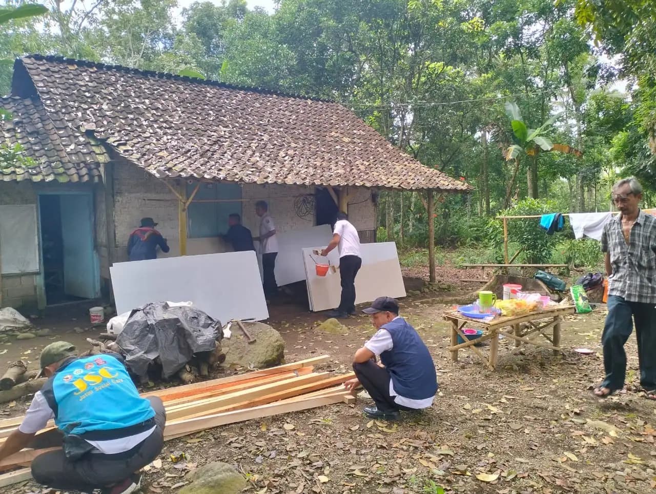 Sambut HLUN 2025, UPT PSTW Banyuwangi Bedah Kamar Lansia di Glenmore