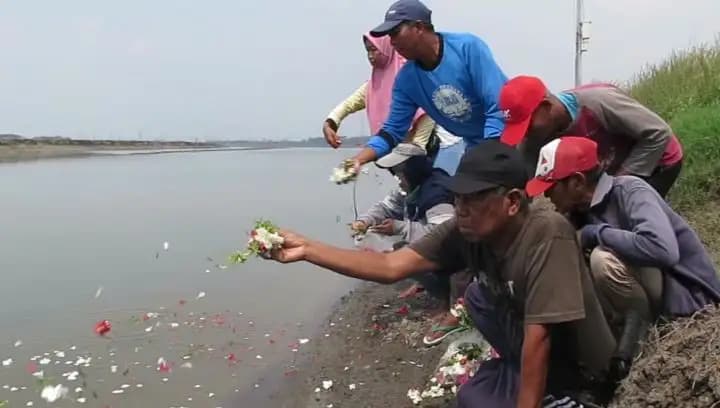 19 Tahun Tragedi Lumpur Lapindo: Warga Korban Tabur Bunga di Situs Semburan 