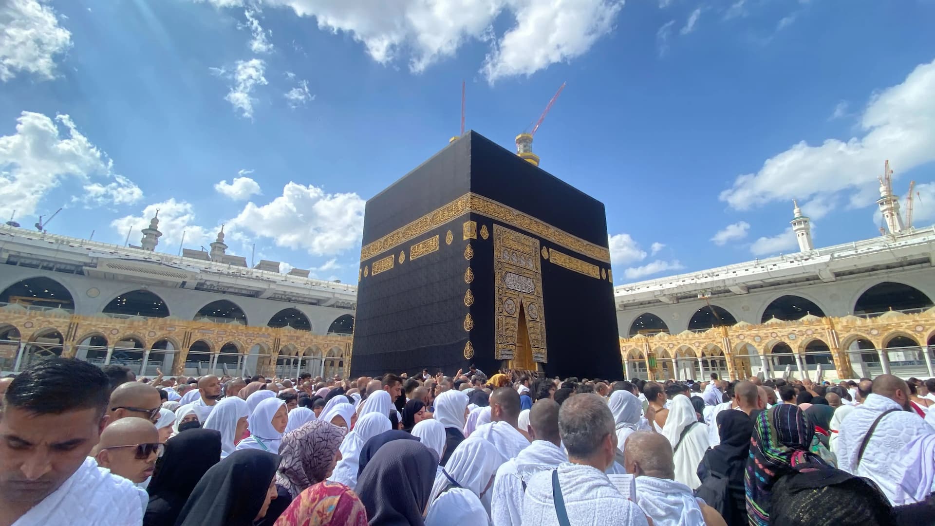 PPIH Arab Saudi Imbau Jemaah Haji Indonesia Salat Jumat di Hotel 