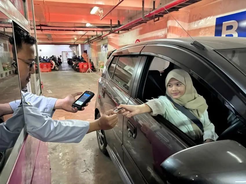 Hari Ini, Parkir di Surabaya Hanya Rp732 via QRIS!