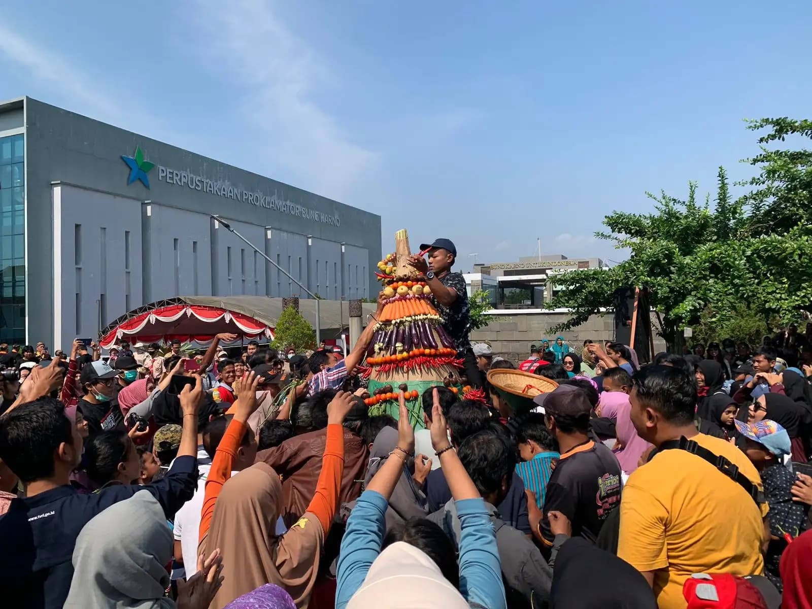 Ratusan Warga Berebut Gunungan Lima Hasil Bumi di Makam Bung Karno untuk Raih Berkah  