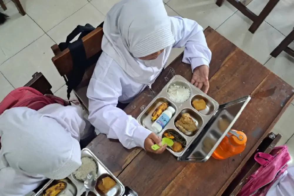 Program Makan Bergizi Gratis Tingkatkan Kehadiran Siswa Secara Signifikan  