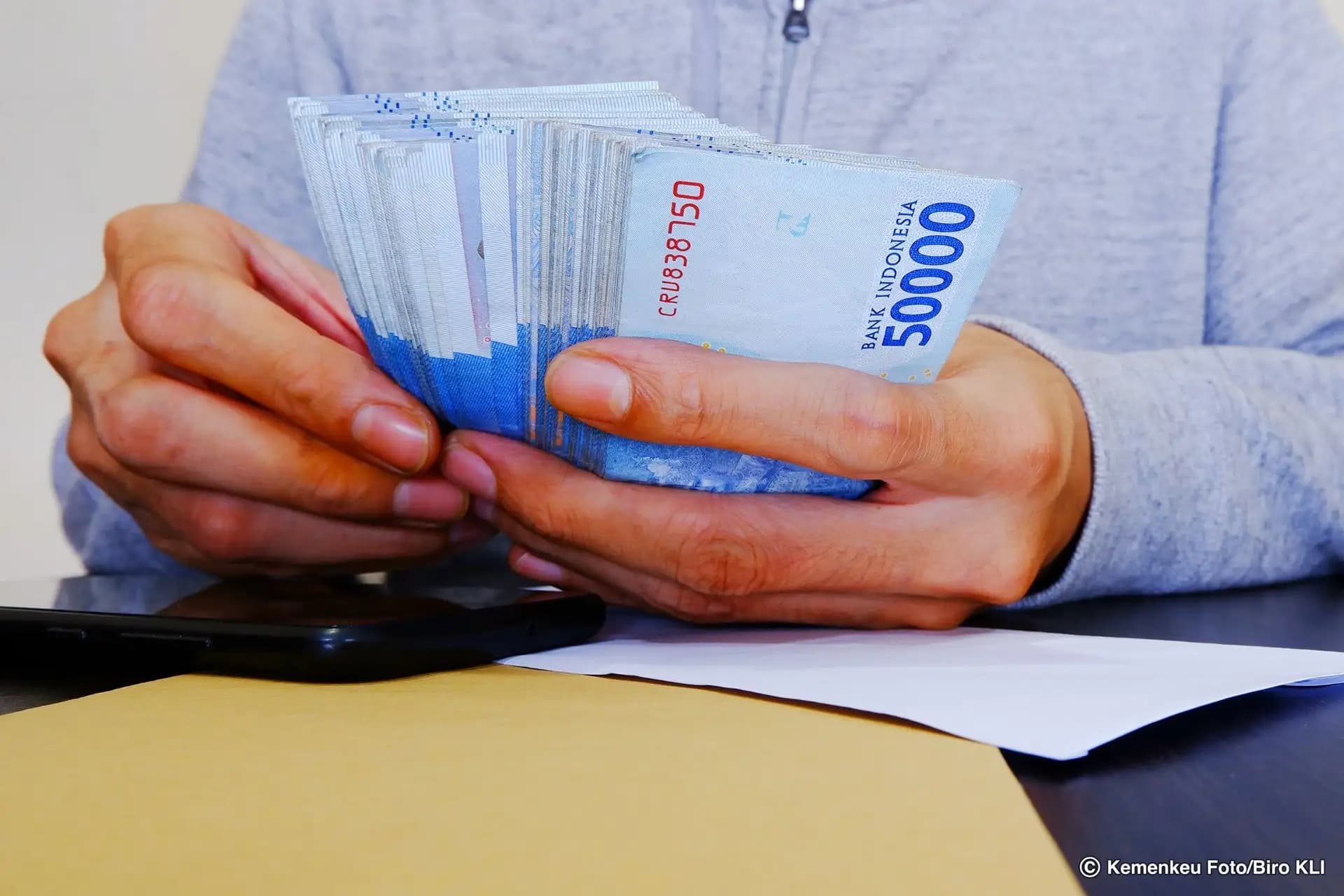 Pemerintah Mulai Salurkan Gaji ke-13, Dongkrak Daya Beli dan Pertumbuhan Ekonomi