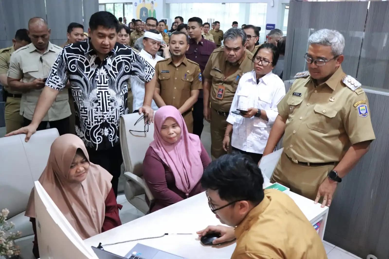Cek Langsung Pelayanan PBG, Menteri PKP Dorong Karpet Merah untuk MBR di Bandung