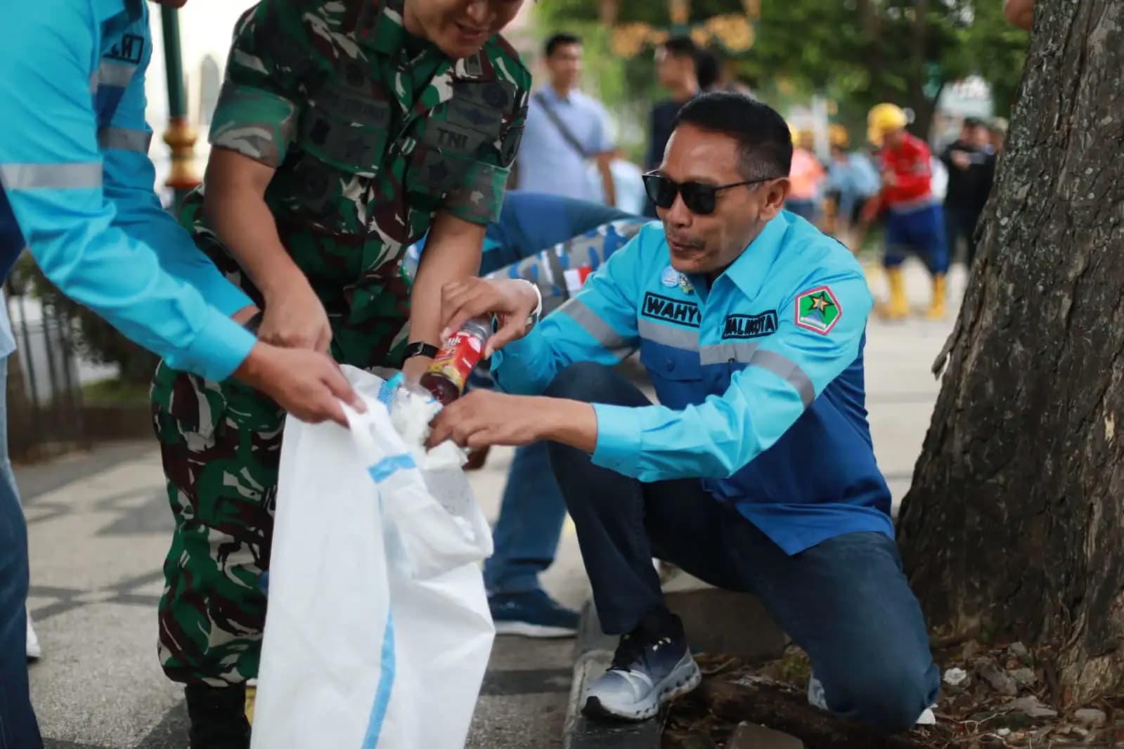 Peringati Hari Lingkungan Hidup, Wali Kota Malang Turun Tangan Bersihkan Kayutangan dalam Rangka Malang Rijik