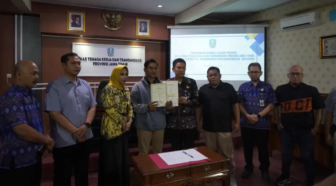 Disnakertrans Jatim Fasilitasi Penyerahan 18 Ijazah Eks Karyawan PT TPS Sidoarjo