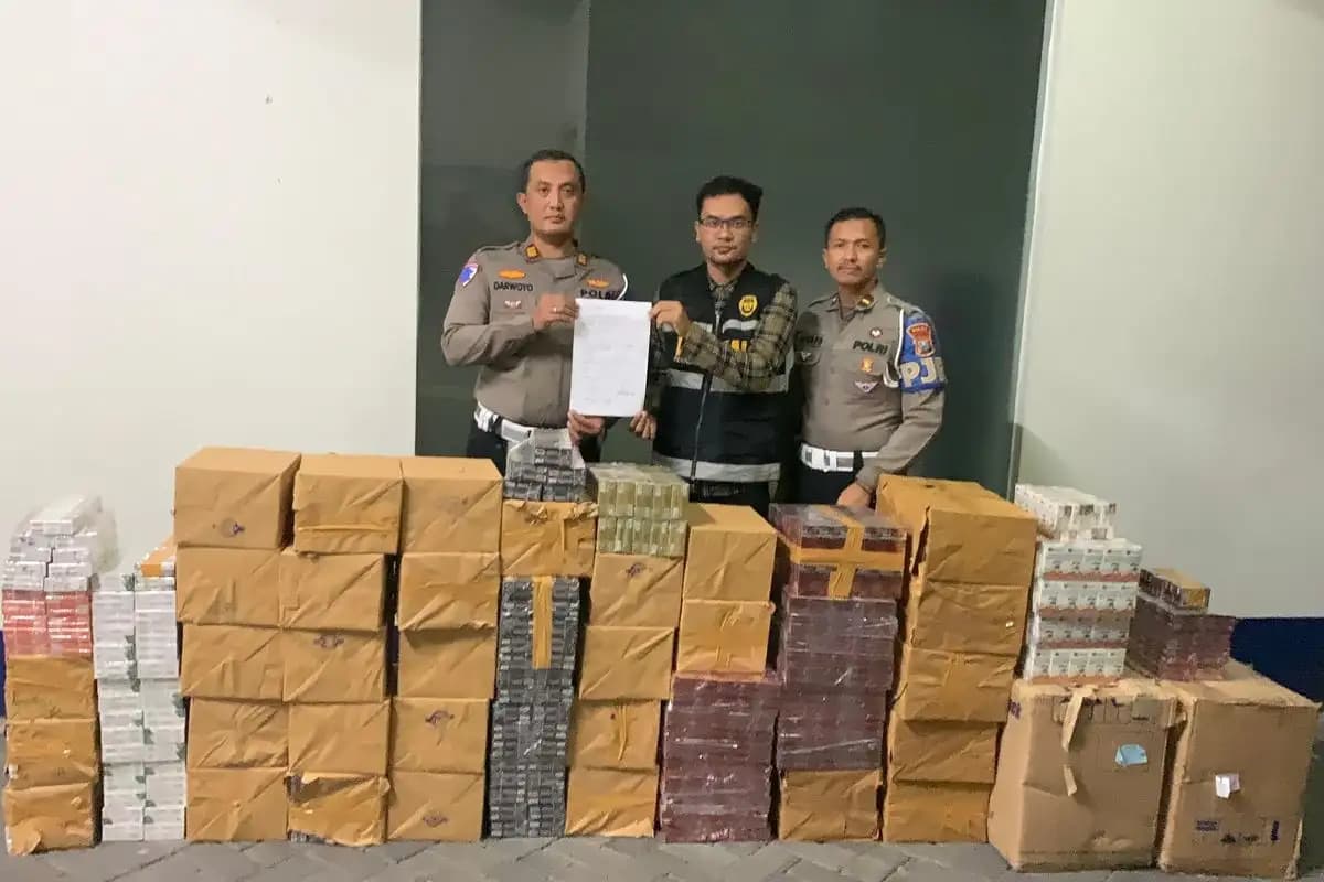 Ertiga Pembawa Rokok Ilegal Tabrak Rumah Saat Kabur dari Kejaran Polisi, 3 Orang Ditangkap  