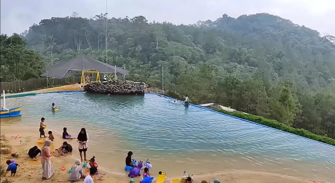 Sky Beach Trawas, Pantai Buatan di Ketinggian 1300 Mdpl yang Jadi Primadona Wisatawan  