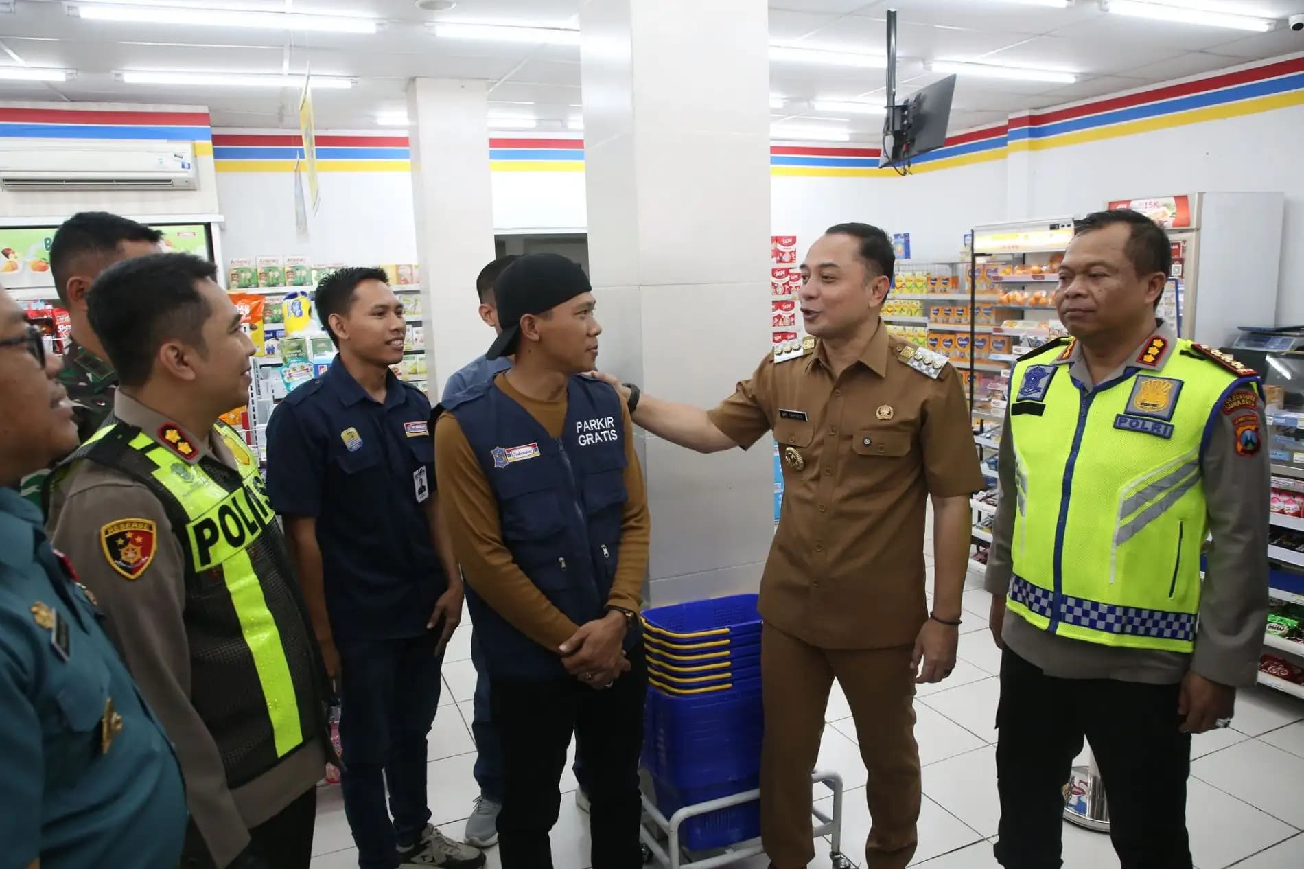 Tak Ada Jukir Resmi, Wali Kota Surabaya Segel Lahan Parkir Dua Toko Modern
