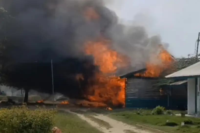 Massa Bakar Pos dan Rumah Karyawan PT SSL di Siak, Dipicu Konflik Lahan yang Berlarut