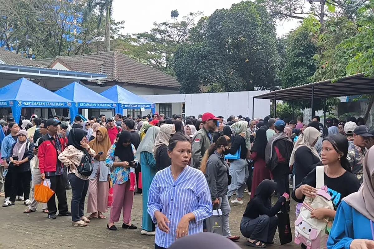 Antrean Panjang Memadati Disdukcapil Tangerang, Warga Mengeluh Kelelahan  