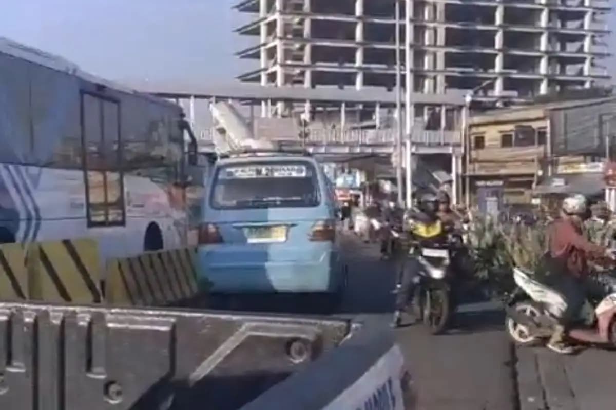 Ratusan Pengendara Motor Kena Tilang ETLE karena Melawan Arah di Kampung Melayu  