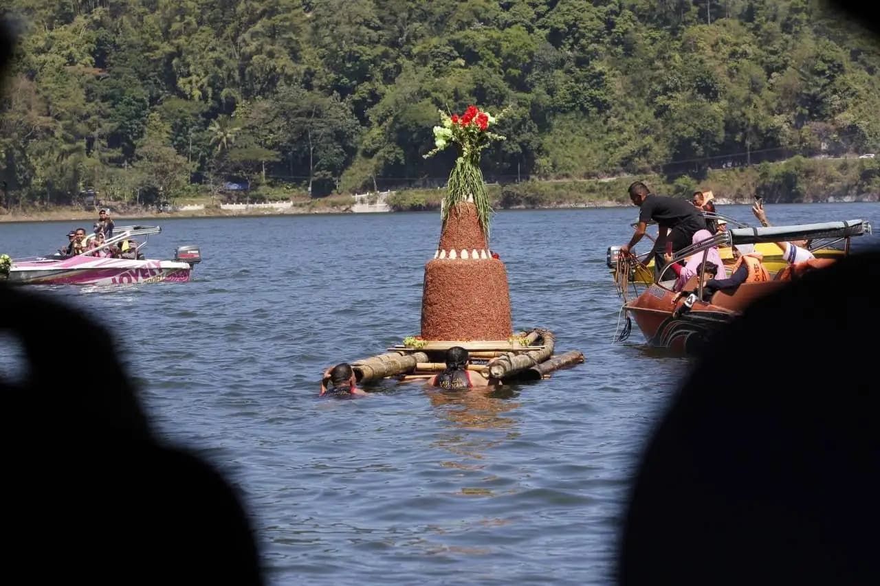 Larungan di Telaga Ngebel Siap Sambut Tahun Baru Islam 1447 H, Warga Ponorogo Siapkan 17 Acara Budaya