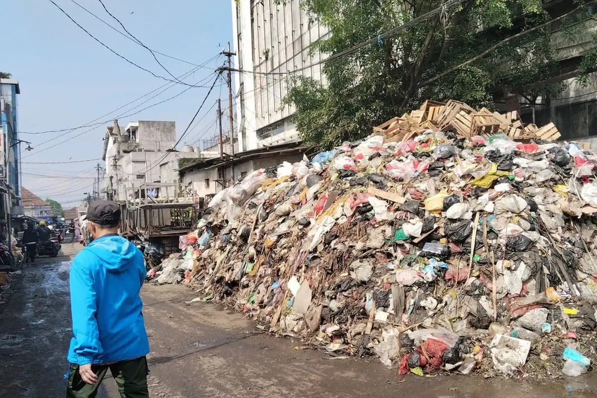 Sampah Menggunung 3 Meter di Pasar Kosambi Bandung, Warga Keluhkan Bau Menyengat  
