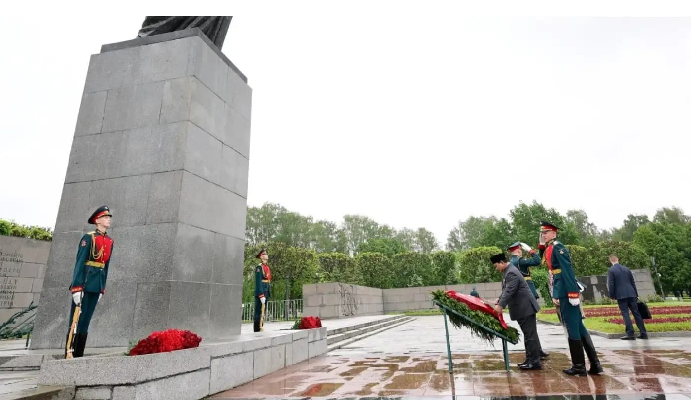 Presiden Prabowo Letakkan Karangan Bunga di Piskarovskoye Memorial, Hormati Jutaan Korban Perang Dunia II