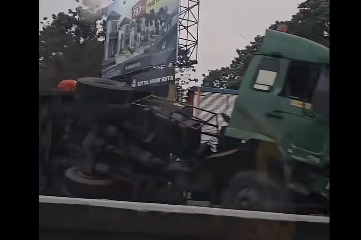 Truk Kontainer Terguling di Tol Jagorawi KM 17 Arah Bogor, Sopir Diduga Mengantuk  