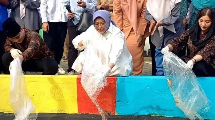 DWP Kemensos Tebar Benih Ikan di Sungai Bersih Trenggalek Dukung Ketahanan Pangan  