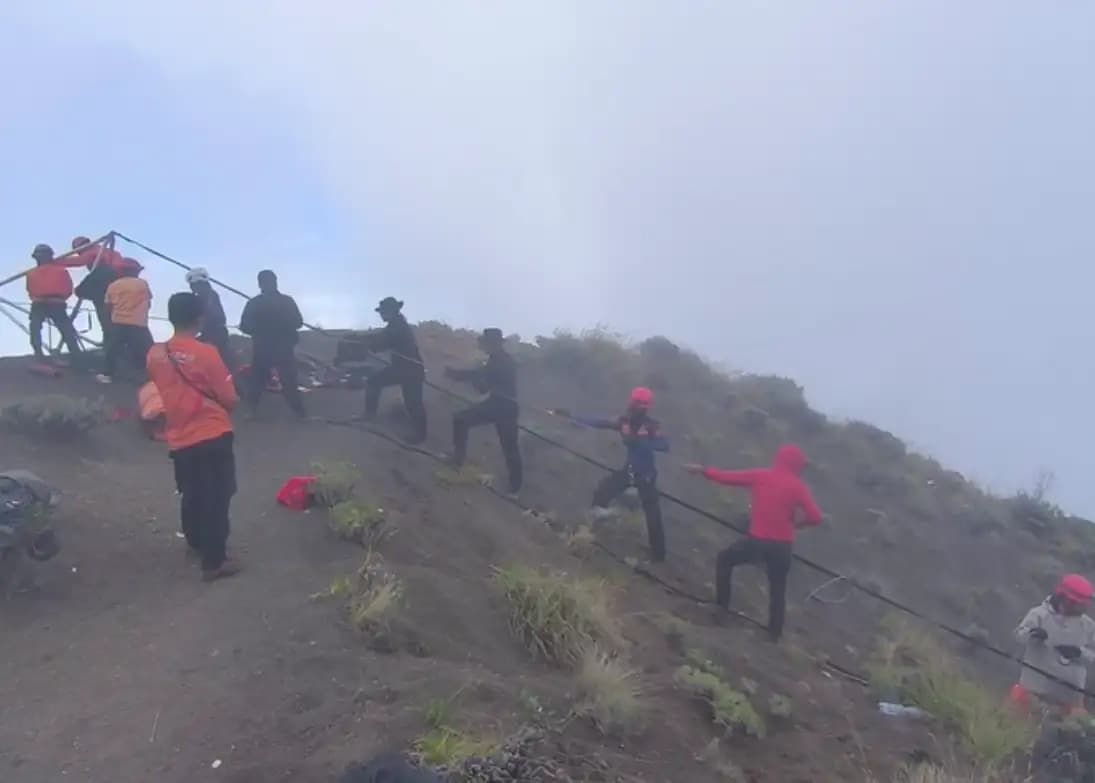 Jalur Pendakian ke Puncak Gunung Rinjani Ditutup Sementara untuk Evakuasi Pendaki Brasil