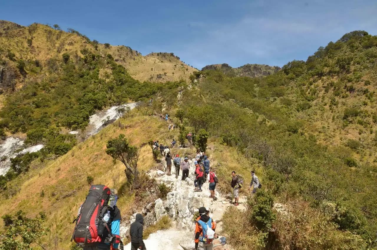Wisman Tewas di Rinjani, Kemenpar Tegaskan Kepatuhan SOP Pendakian Ekstrem