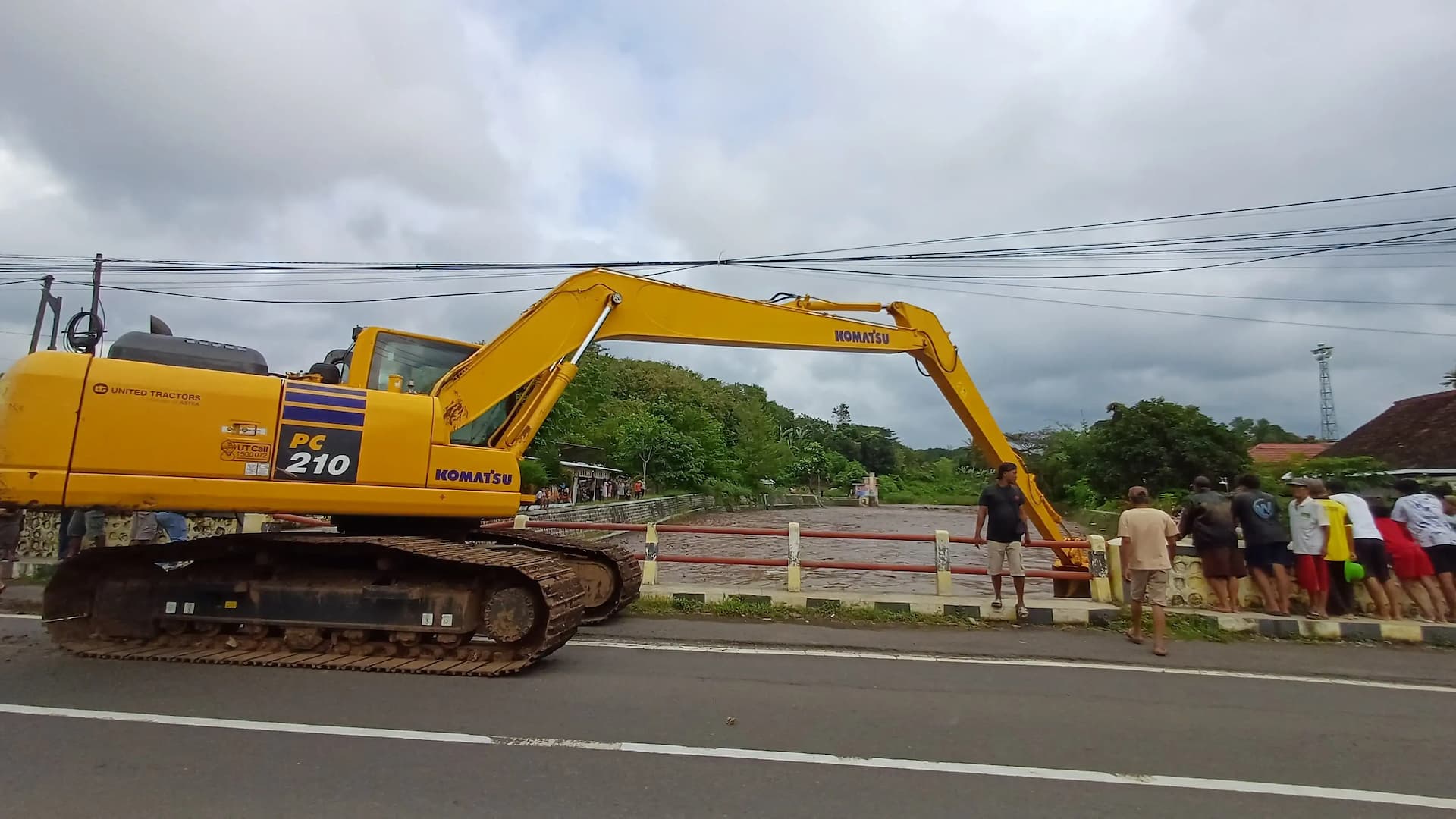 Debit Sungai Naik Akibat Hujan Deras, Pemkab Banyuwangi Siagakan Alat Berat dan Petugas Pintu Air