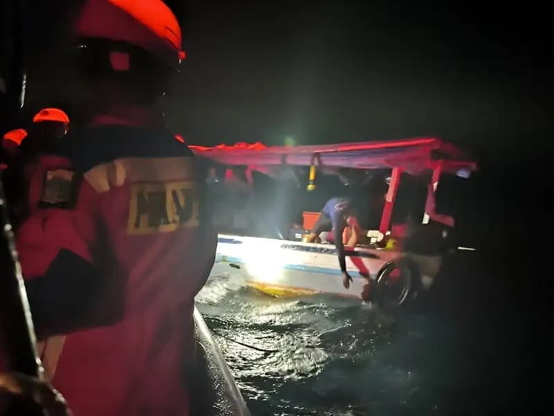 Tujuh Awak Kapal Karam di Pulau Semak Daun Berhasil Diselamatkan