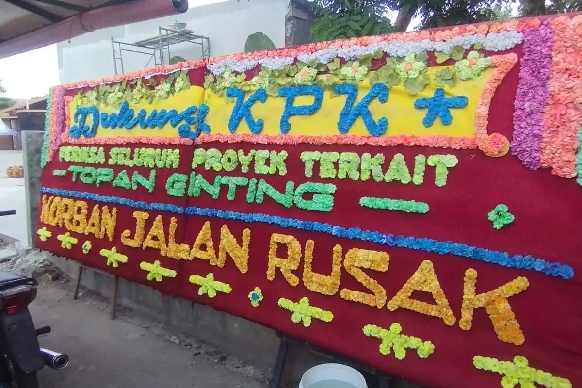 Papan Bunga Sindir Kadis PUPR Sumut Muncul Usai KPK Tetapkan Tersangka  
