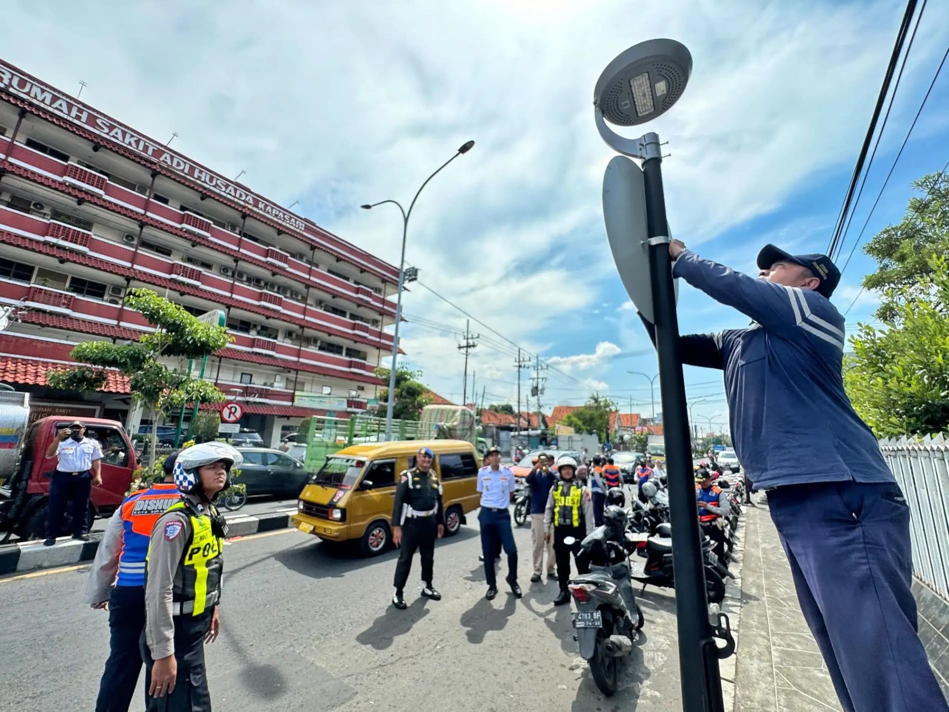 Dishub Surabaya Tertibkan Parkir di Sekitar RS Adi Husada, Rambu Larangan Dipasang Demi Kelancaran Lalin