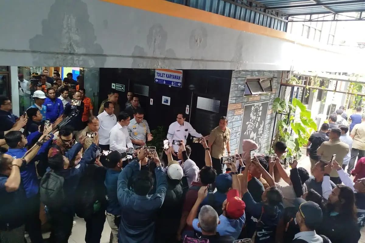 Gibran Tinjau Operasi SAR KMP Tunu Pratama Jaya di Banyuwangi, Tetap Bungkam  