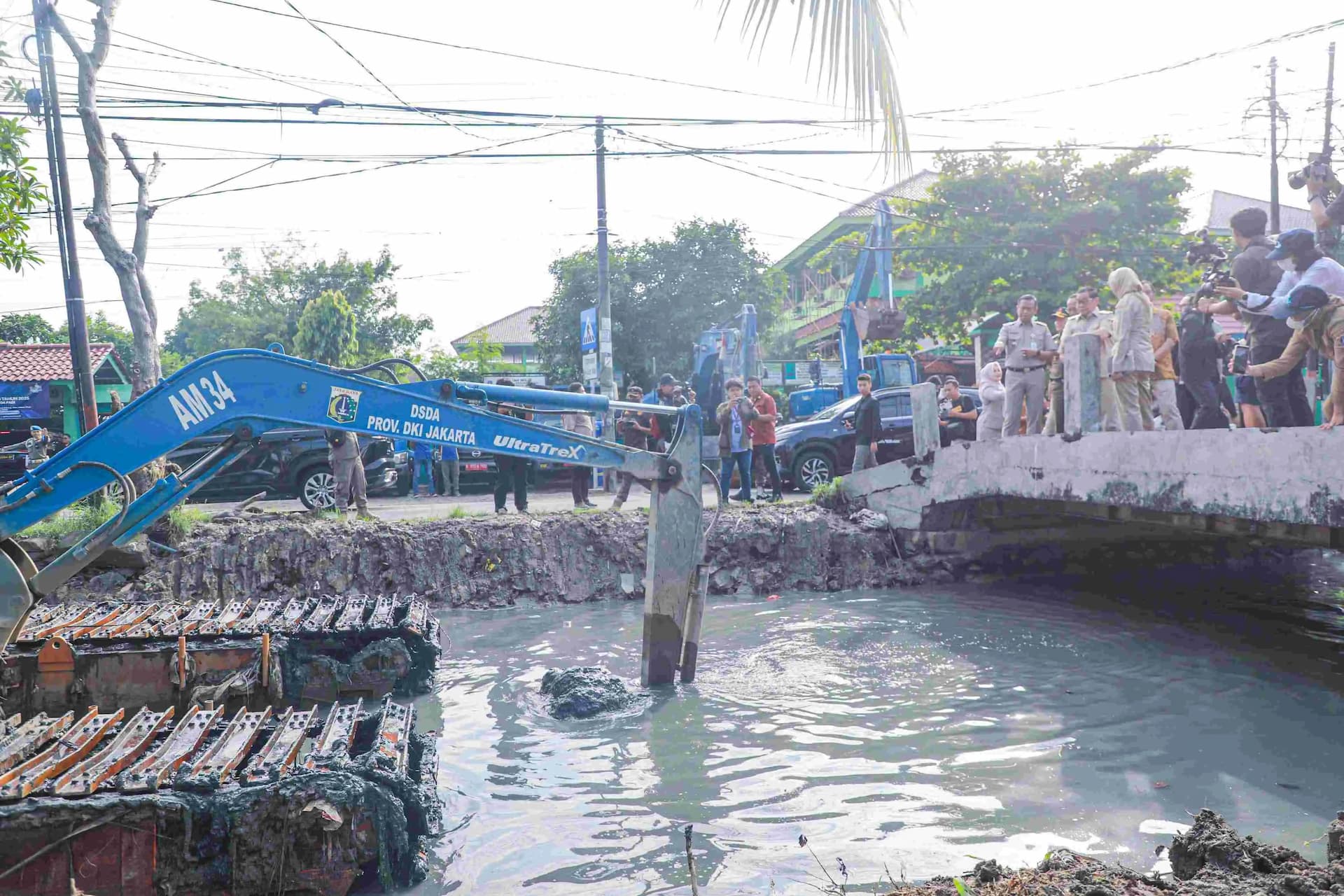 Cegah Banjir, Gubernur DKI Tinjau Pengerukan Kali Irigasi Bekasi Tengah