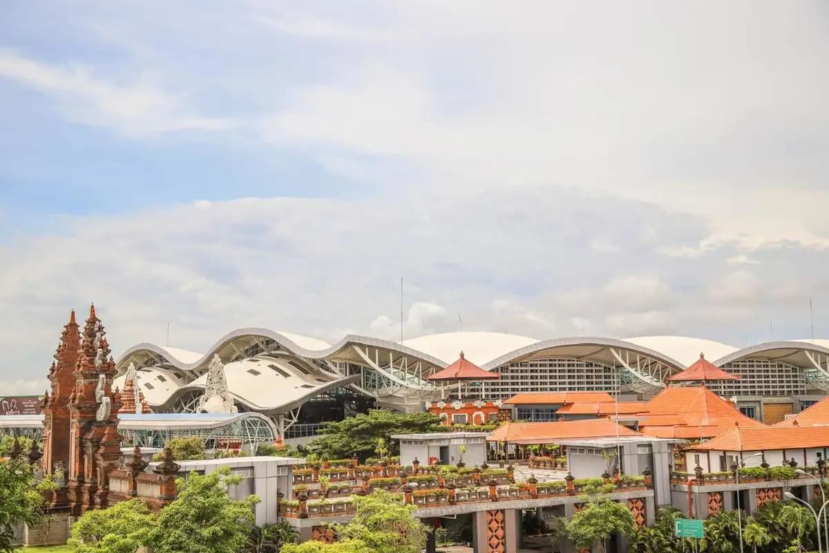 Letusan Gunung Lewotobi Batalkan 24 Penerbangan dari Bandara Ngurah Rai Bali  