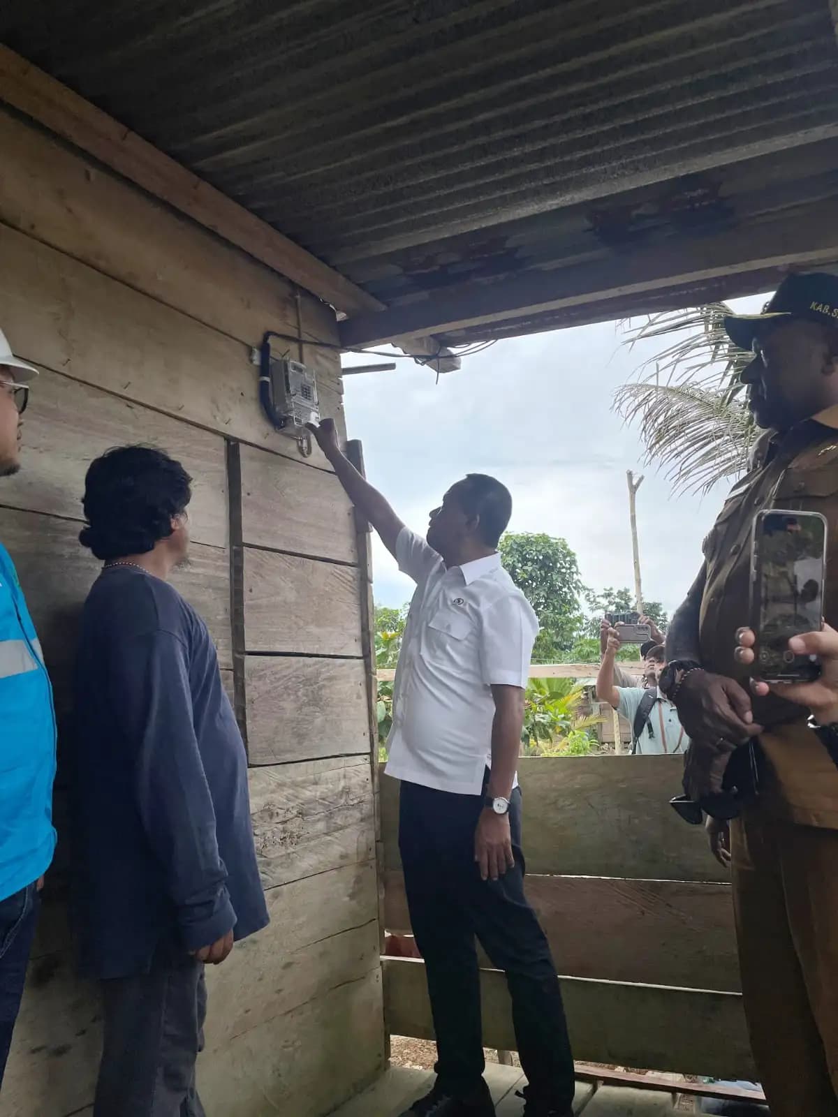 Pemerintah Targetkan Listrik Masuk ke 300 Rumah di Papua Tahun Ini, Bahlil: Gunakan Dana ESDM, Bukan PLN
