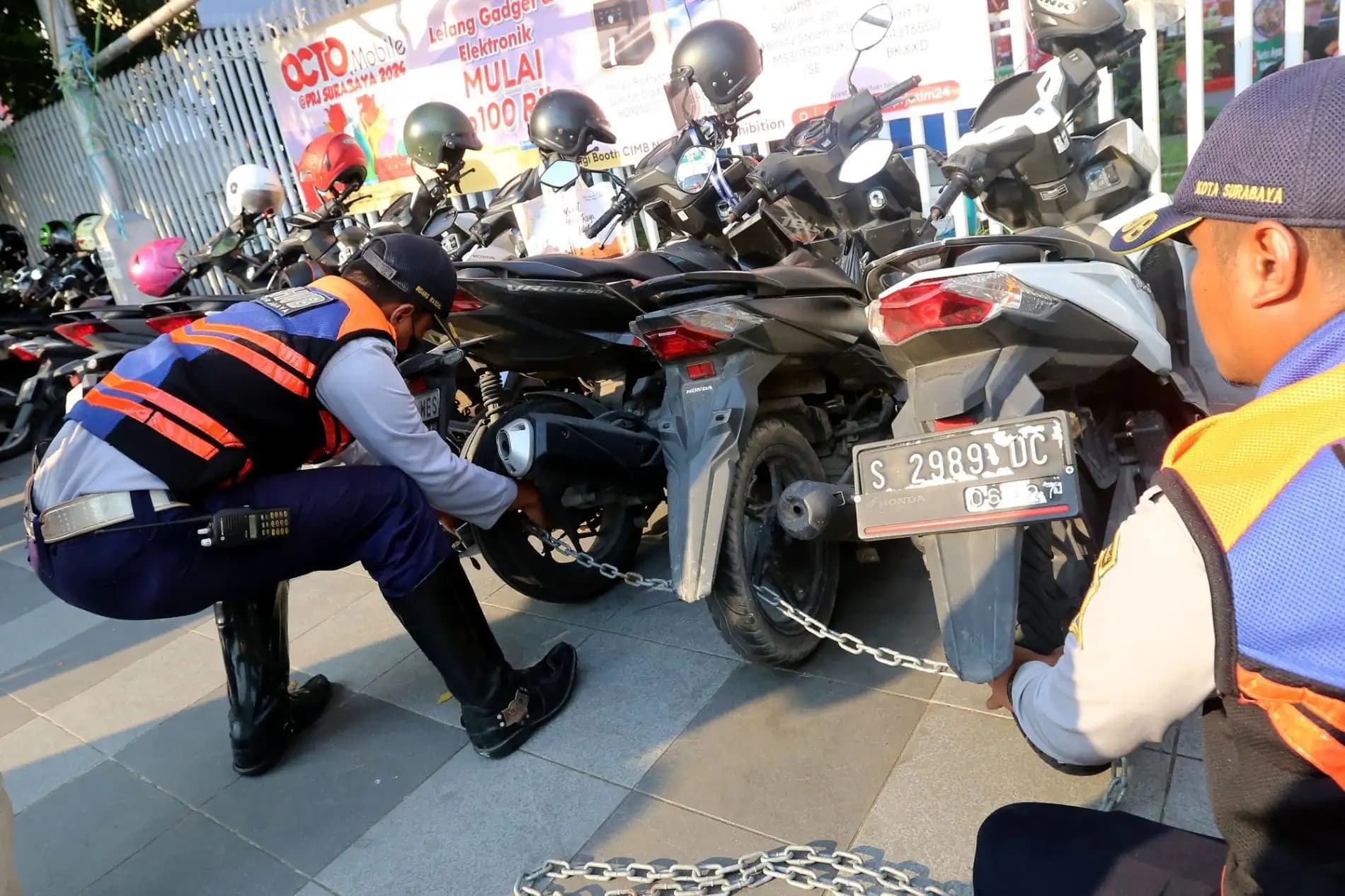Parkir Tepi Jalan Sebabkan Macet, Pemkot Surabaya Diminta Terapkan Penataan Modern dan Tarif Progresif