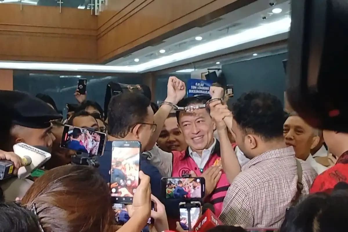 Tom Lembong Angkat Tangan Terborgol Usai Divonis 4,5 Tahun Penjara Kasus Korupsi Gula  