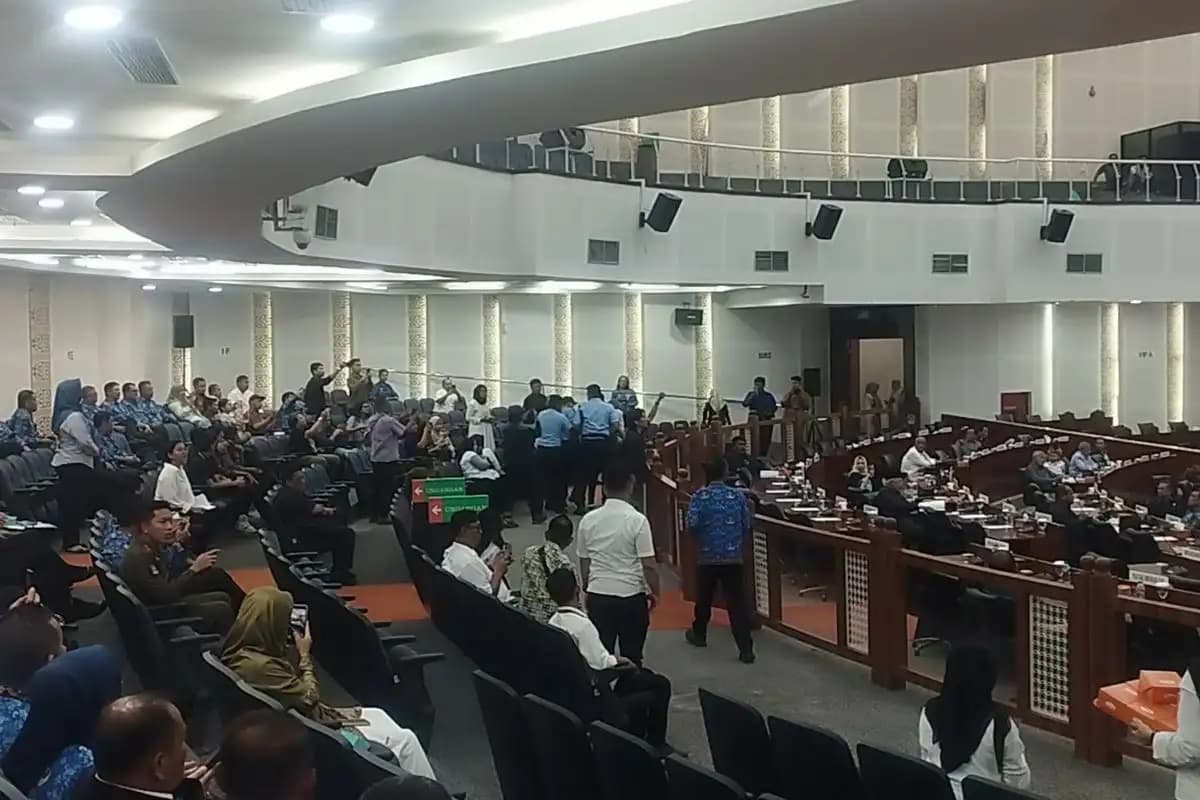Buruh Sumut Bentangkan Spanduk di Sidang DPRD, Tuntut Penyelesaian PHK Sepihak  