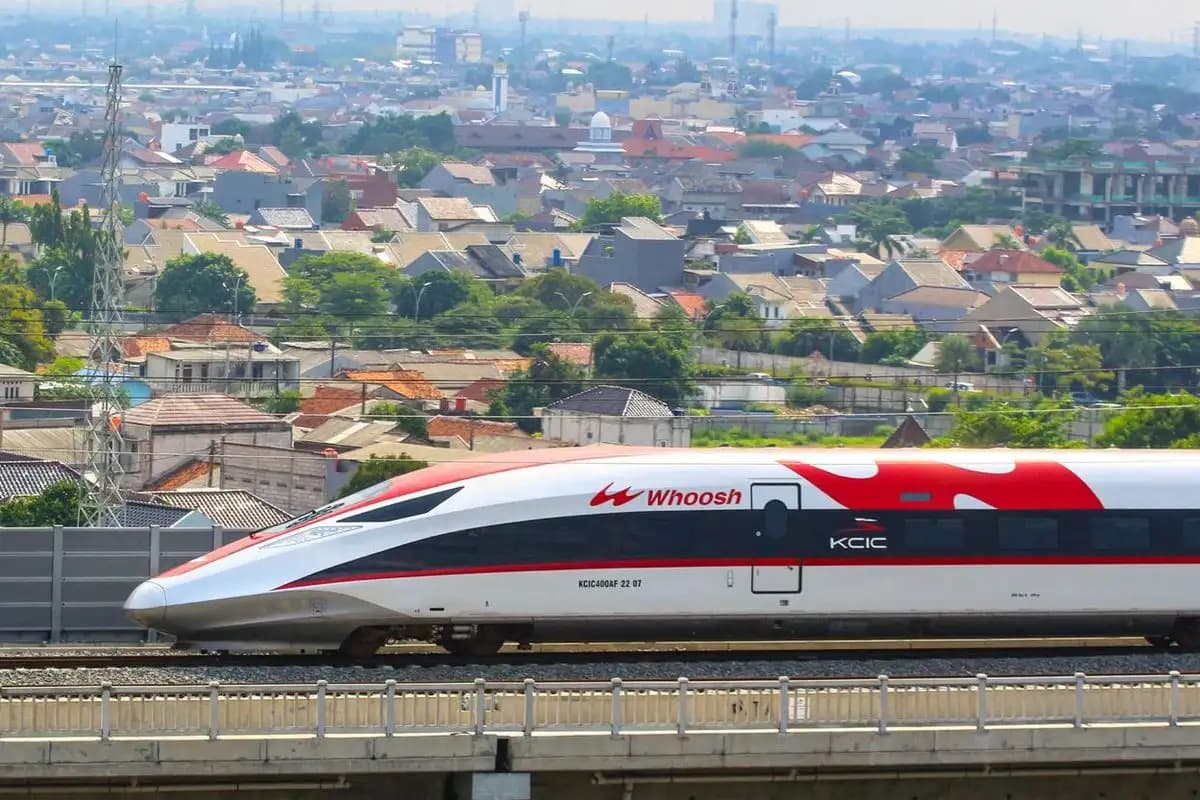 Perluasan Jalur Kereta Cepat Whoosh ke Surabaya Dinilai Bisa Dongkrak Ekonomi Regional  