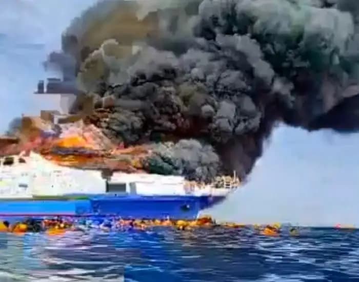 KM Barcelona 5 Terbakar di Perairan Sulut, Puluhan Penumpang Selamat Usai Lompat ke Laut