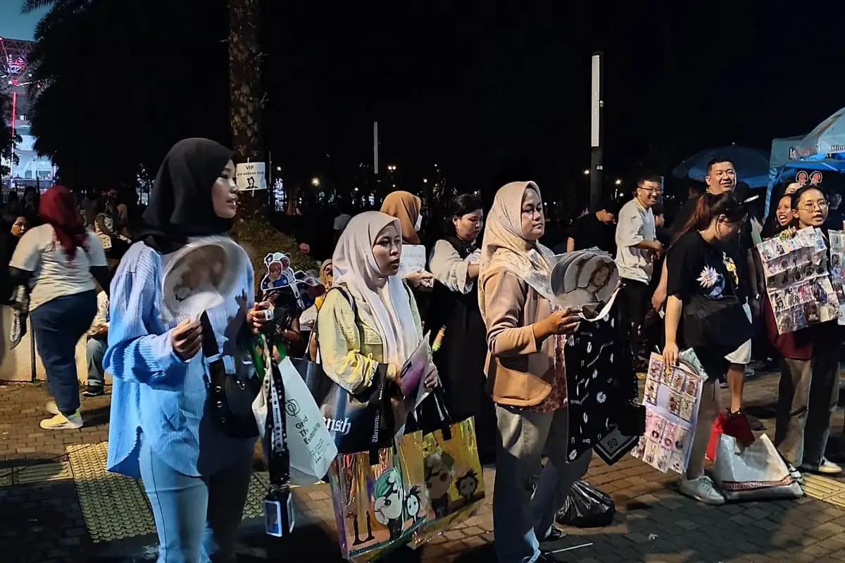 Konser G-Dragon di GBK Jadi Ajang Berjualan, Pedagang Pernak-Pernik Raup Untung