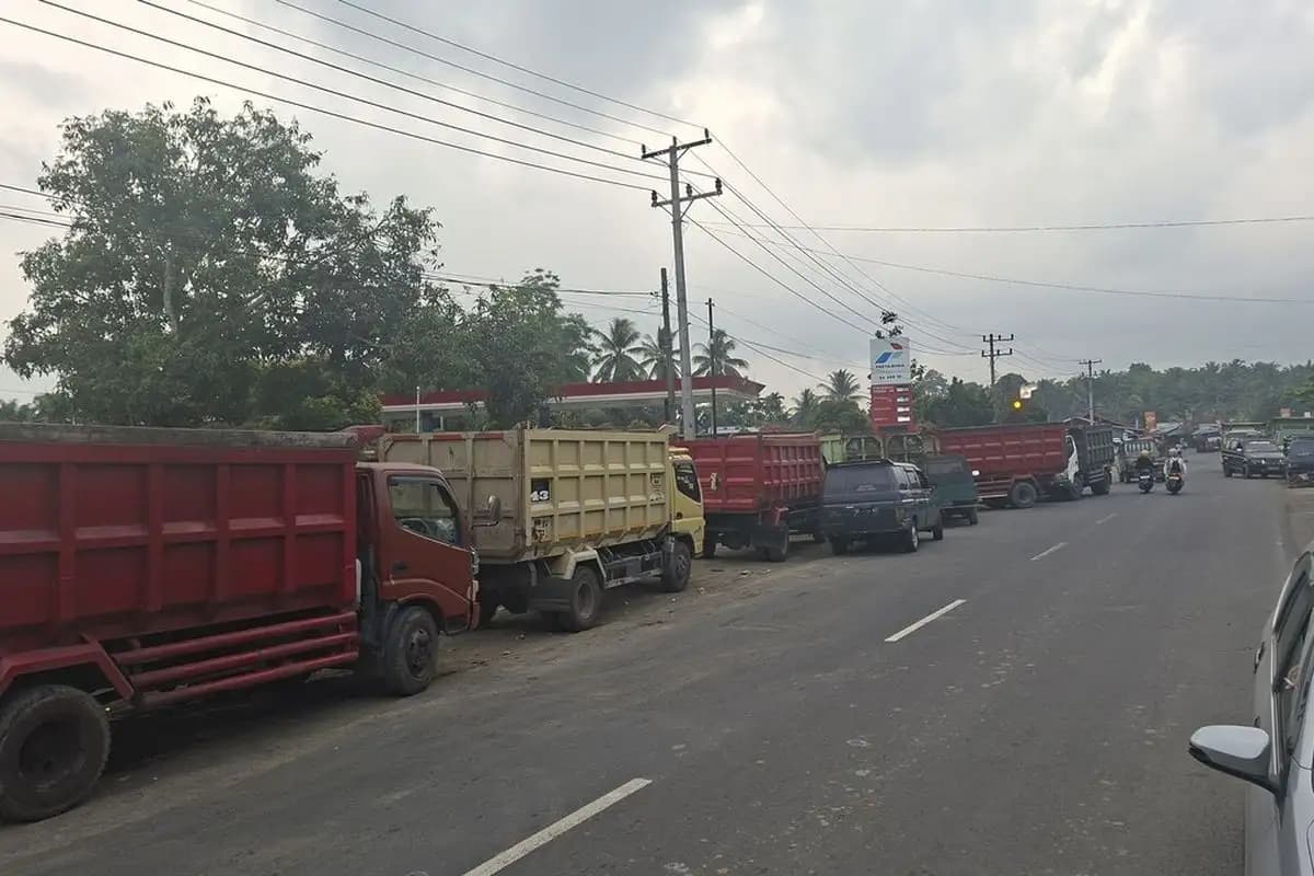 Antrean Panjang Kendaraan Terjadi di 6 SPBU Tiga Kabupaten Bengkulu  