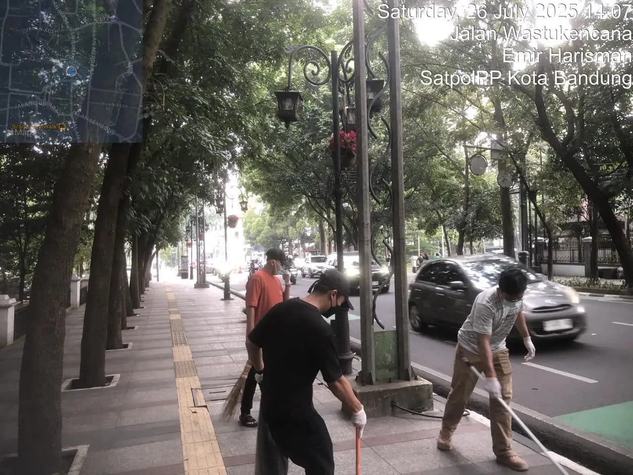 Kena Sanksi Sosial karena Bagi-Bagi Bir, Free Runners Bersihkan Balai Kota Bandung