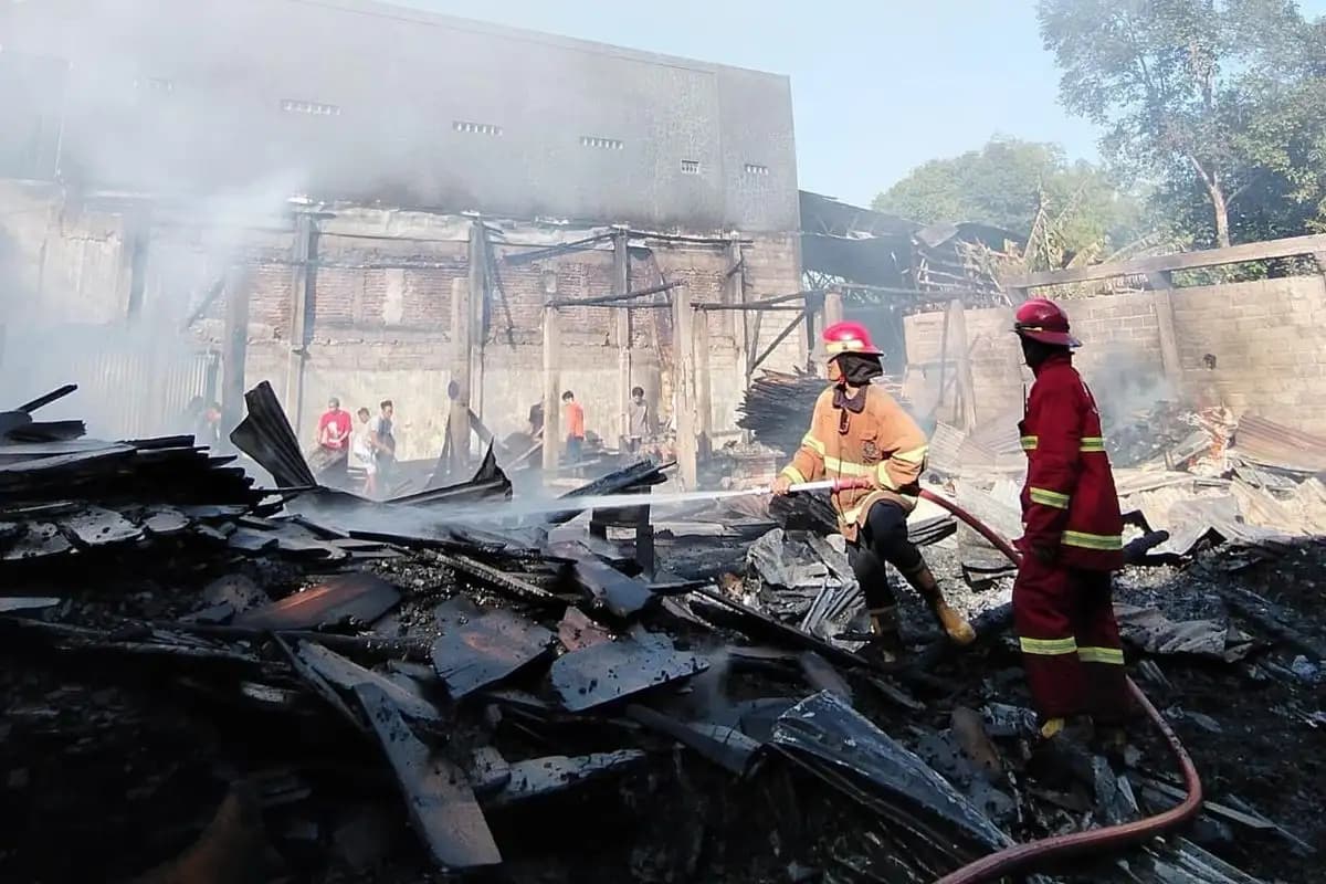Korsleting Pompa Air Picu Kebakaran Gudang Mebel di Pasuruan, Kerugian Capai Rp300 Juta  